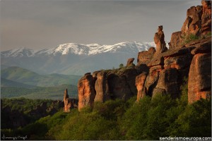 Rocas ferricas de Belogradchik con fondo nevado