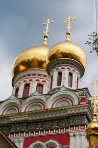 Cúpulas doradas de la iglesia de Shipka en Bulgaria