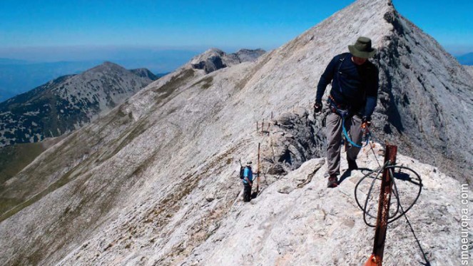 Senderista en picos de montaña de roca de Pirin