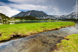 Lago con montaña de Pirin al fondo