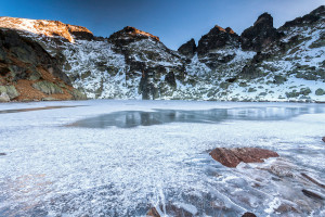 Uno de los Siete Lagos de Rila congelado en invierno