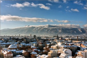  la capital de Bulgaria Sofía con horizonte montañoso