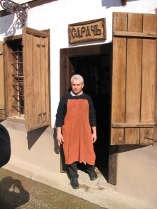 Artesano del cuero a la puerta de su taller abierto al público