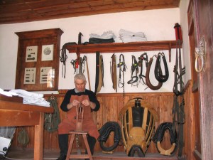 Taller de trabajo del cuero y sillas de montar