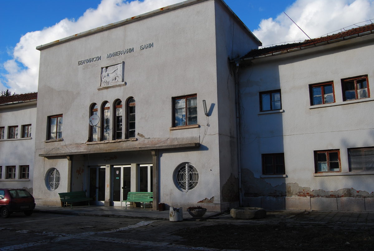 Entrada al Balneario antiguo de Belchin en Bulgaria