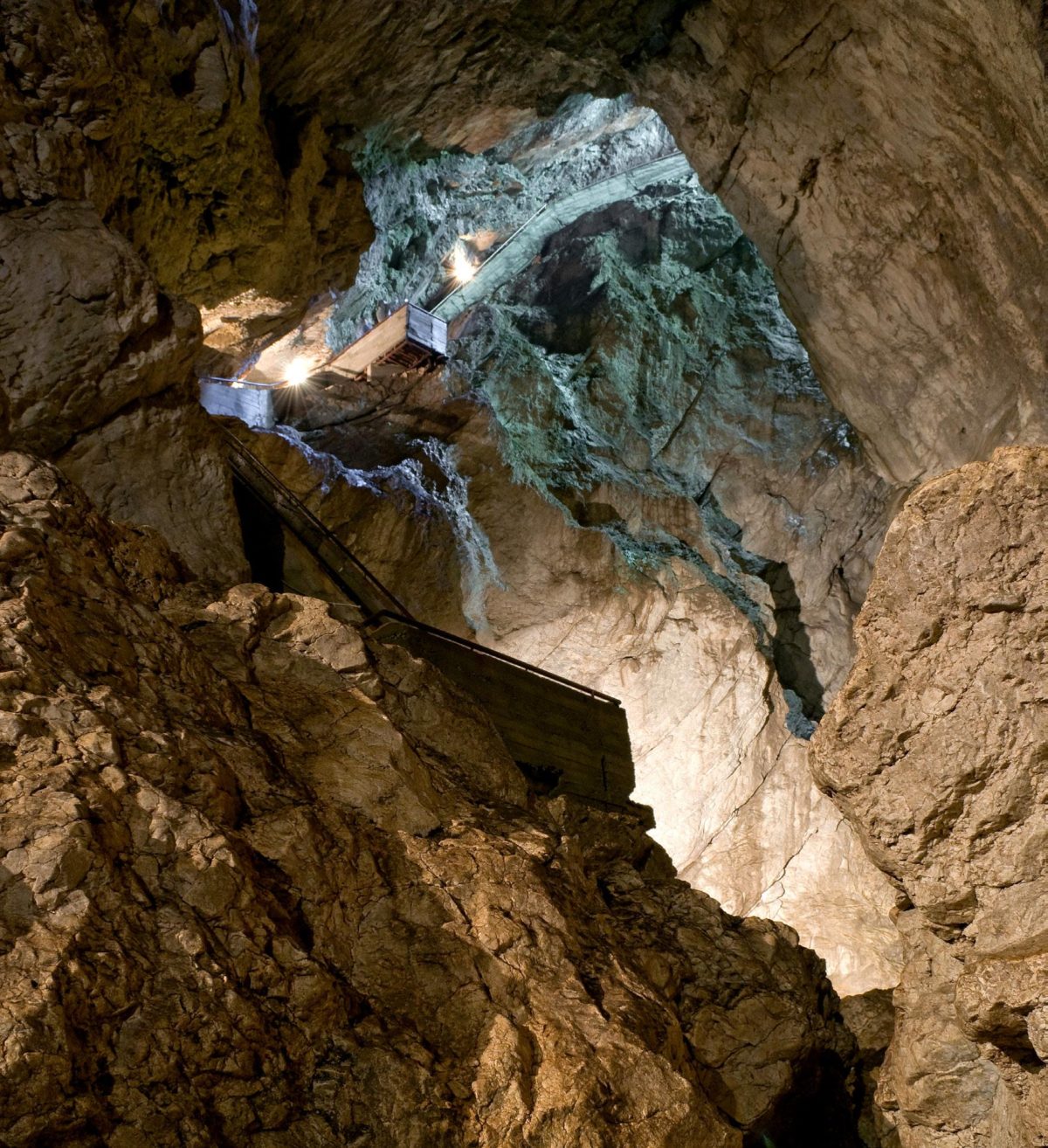 Bajada a la cueva de la Garganta del Diablo (301 escalones...)