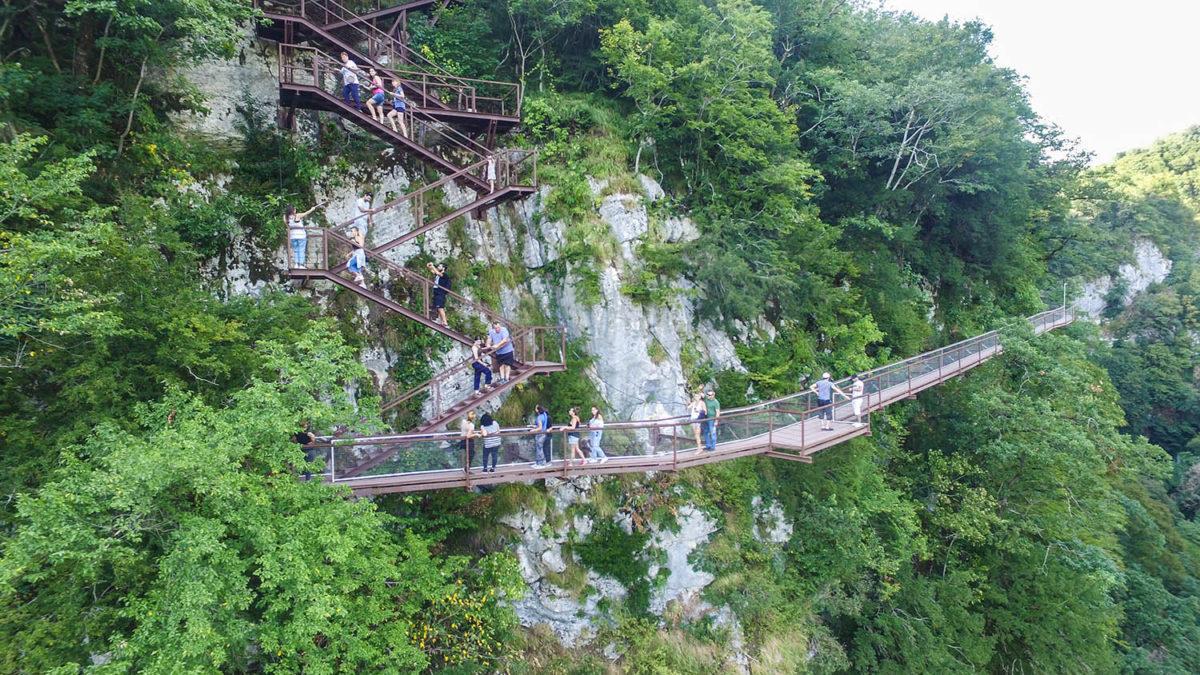 Escaleras sobre el Cañón de Okatse